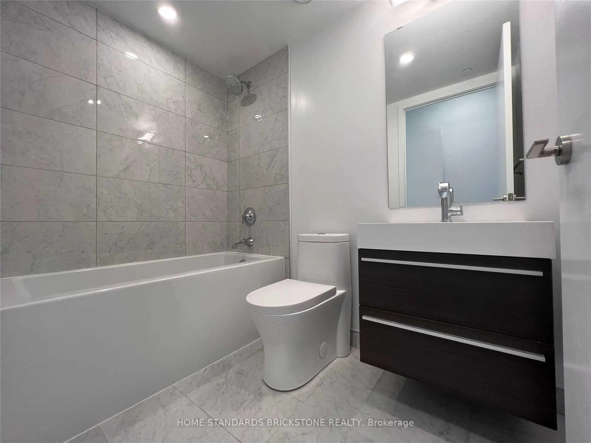 Photo 6 of Unit 2403, 39 Roehampton Avenue, Toronto, Mount Pleasant West — HOMEH