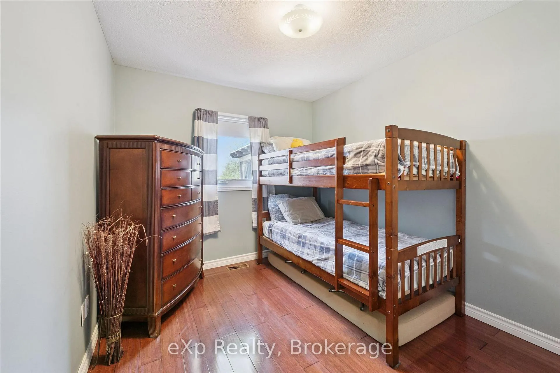 Photo 17 of 4 Peartree Crescent, Guelph, Willow West/Sugarbush/West Acres — HOMEH