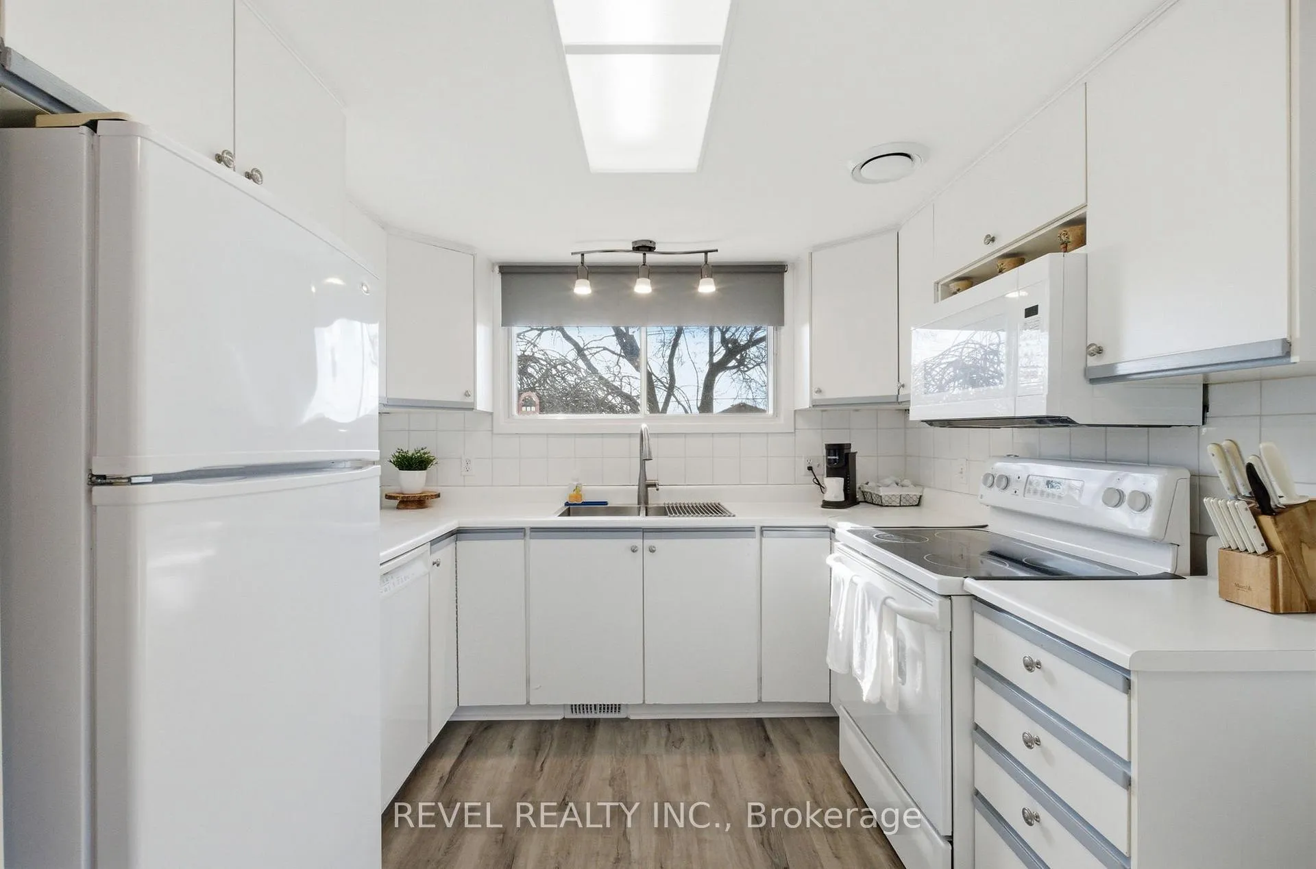 Photo 10 of 83 Keewatin Street S, Oshawa, Donevan — HOMEH
