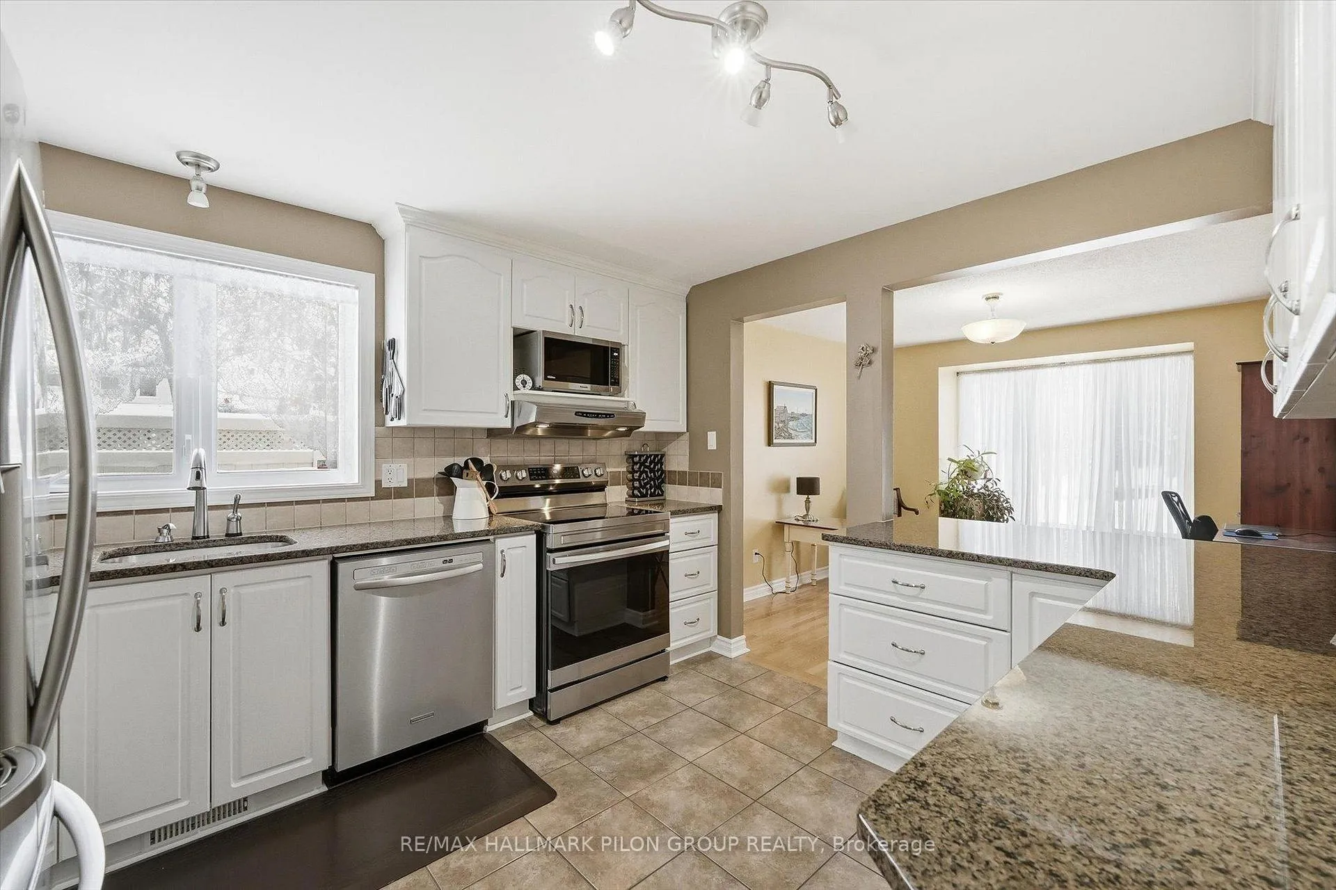 Photo 3 of 6093 Des Treflieres Gardens, Ottawa, Chapel Hill — HOMEH