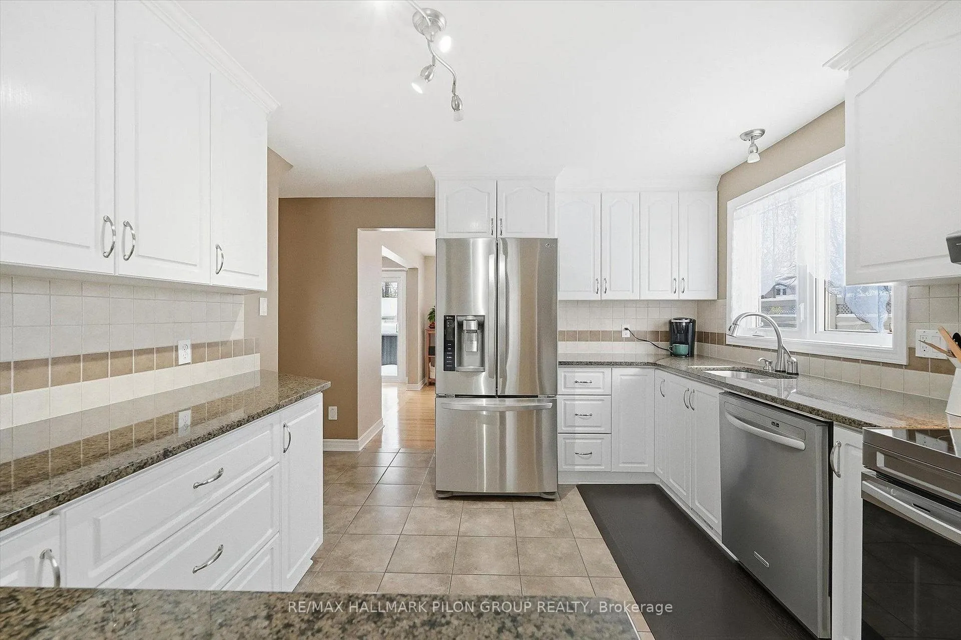 Photo 4 of 6093 Des Treflieres Gardens, Ottawa, Chapel Hill — HOMEH