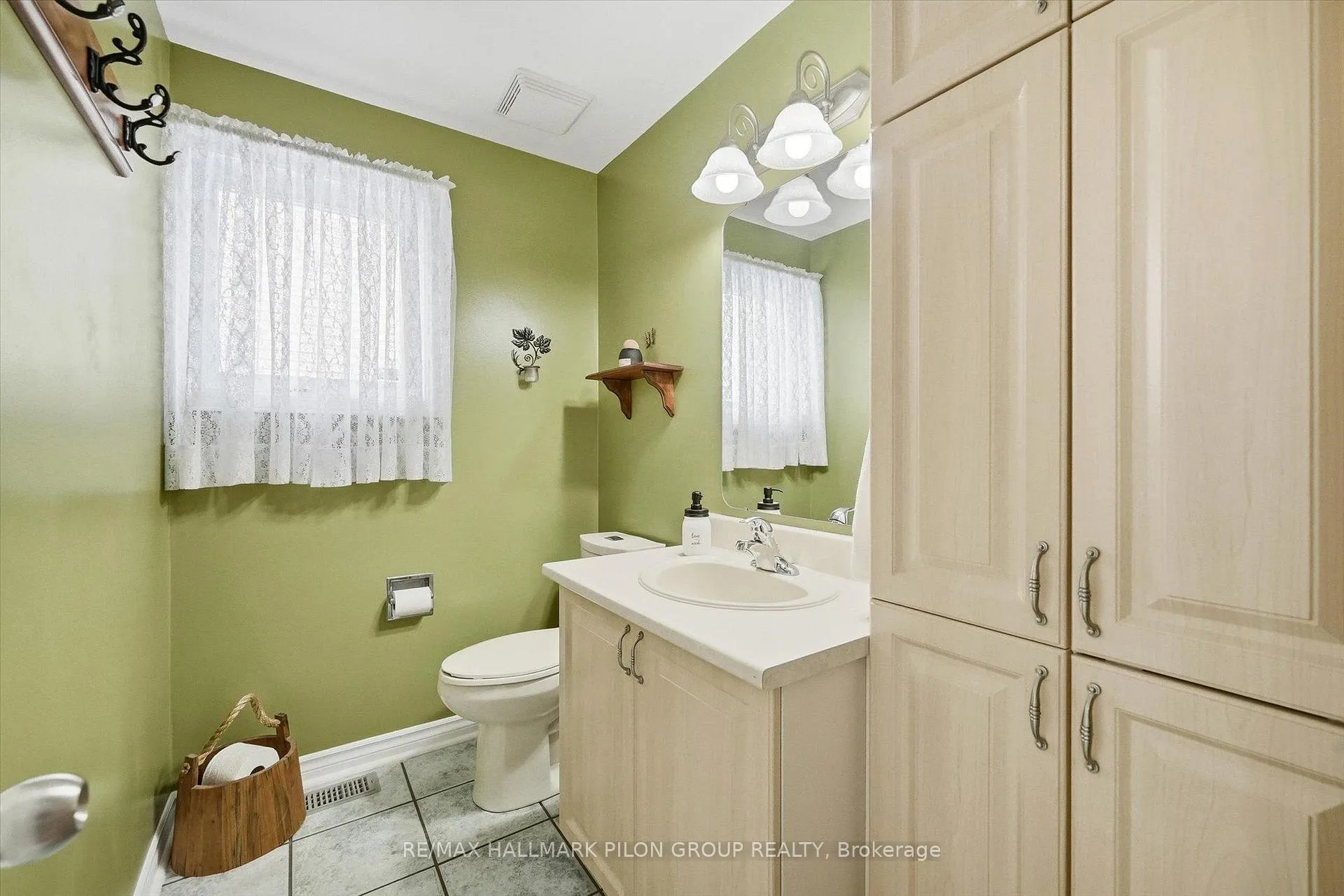 Photo 13 of 6093 Des Treflieres Gardens, Ottawa, Chapel Hill — HOMEH