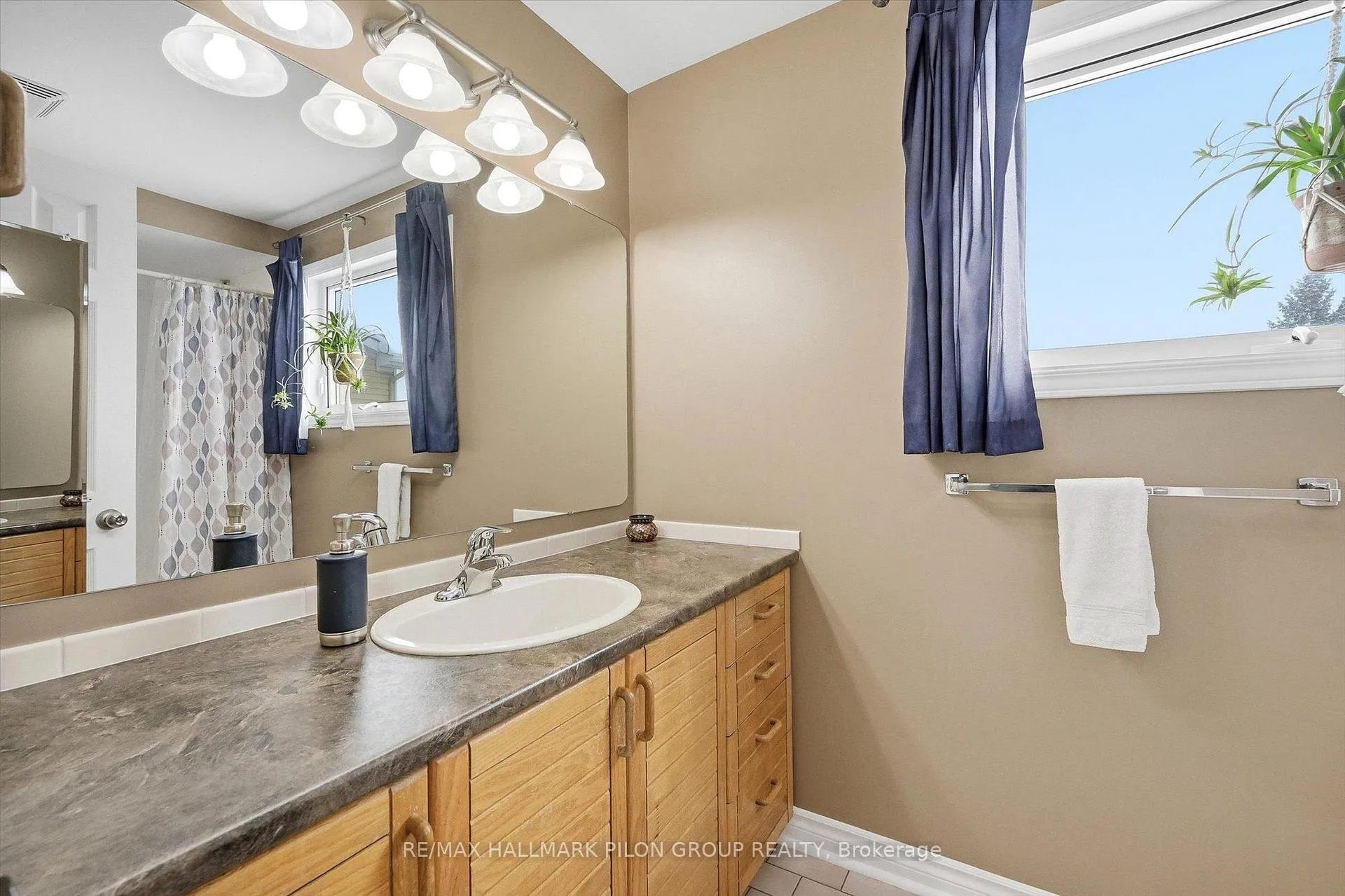 Photo 17 of 6093 Des Treflieres Gardens, Ottawa, Chapel Hill — HOMEH
