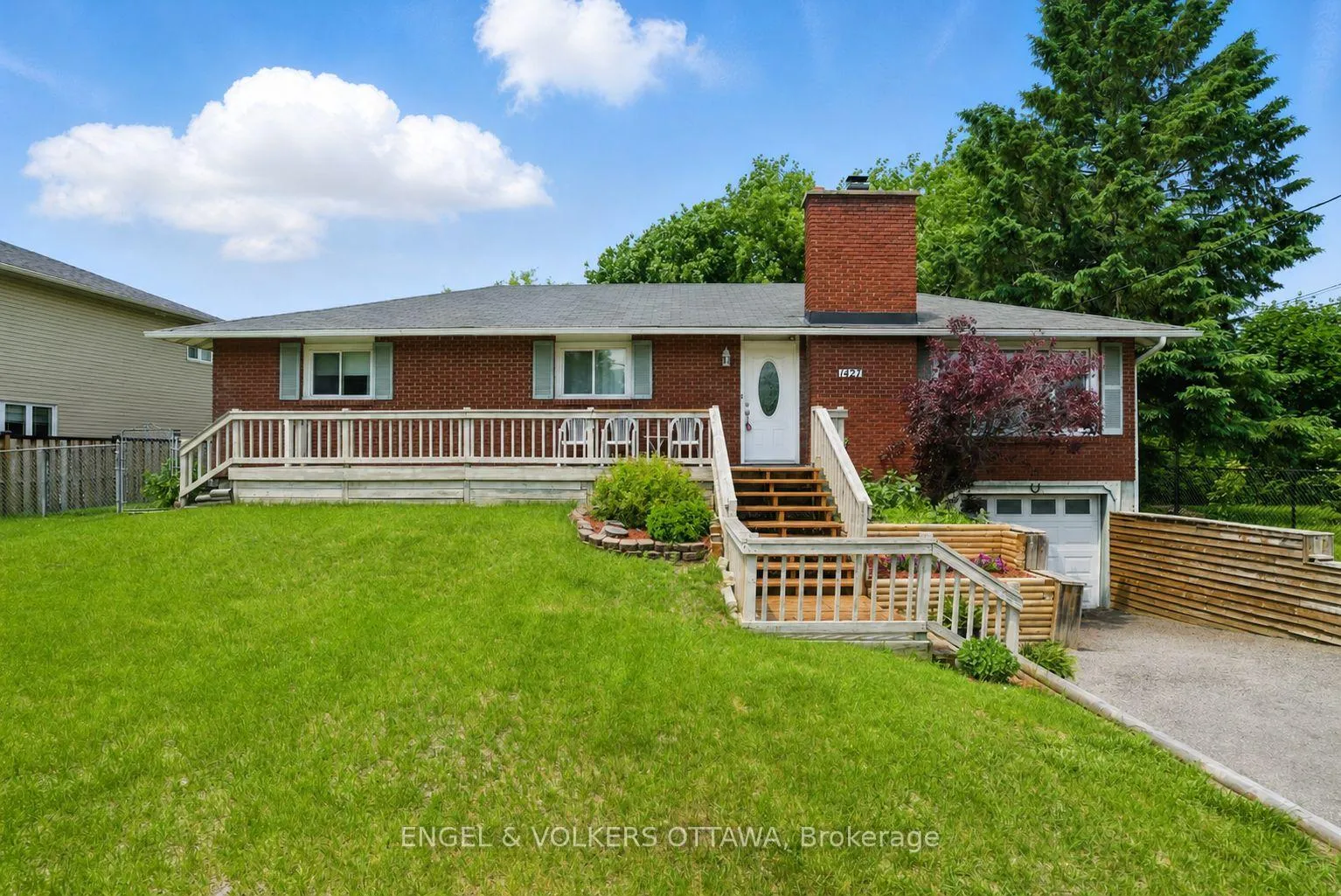 Front of 1427 Rosebella Avenue