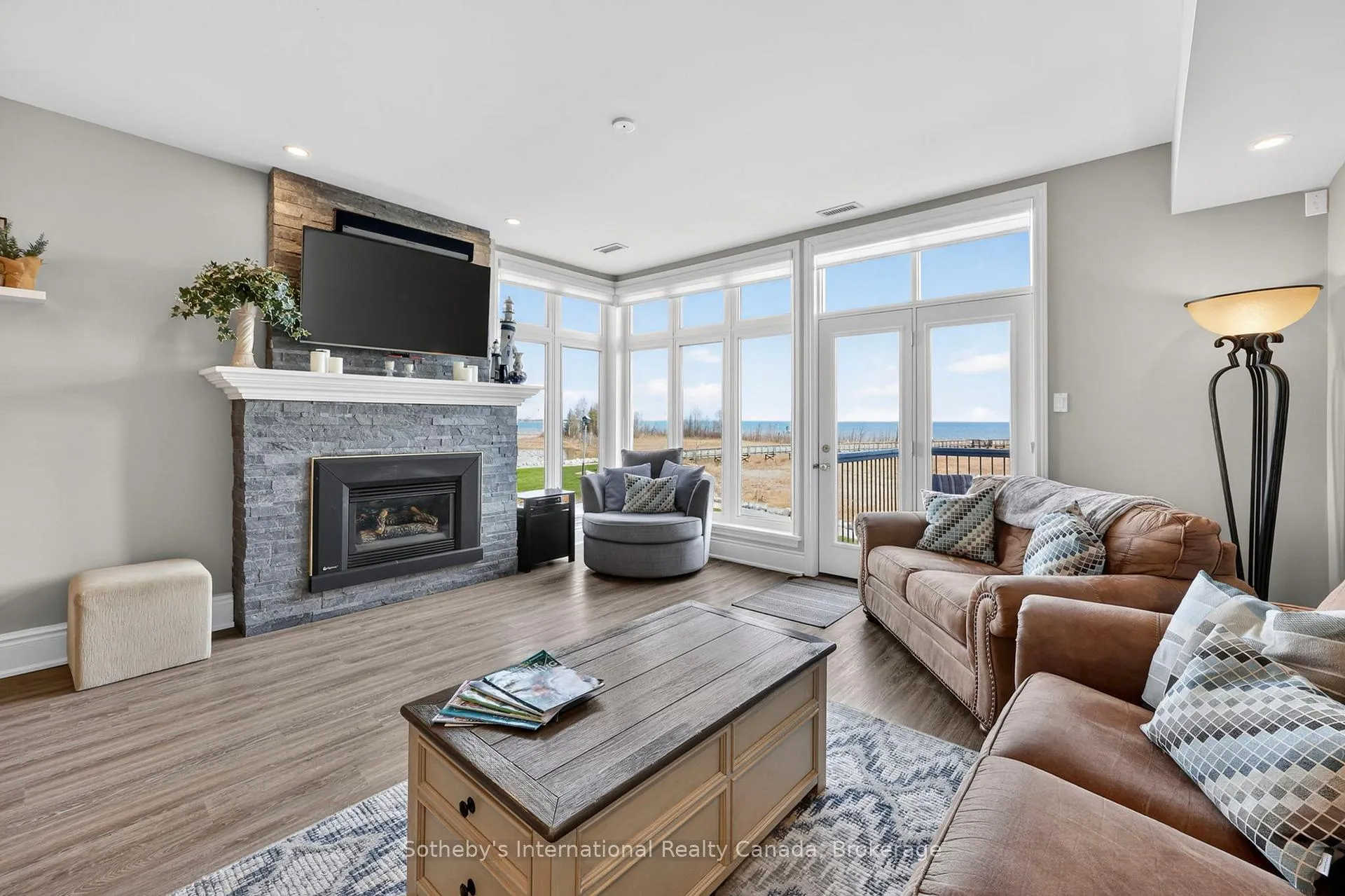 Photo 10 of 843 Suncrest Circle, Collingwood — HOMEH