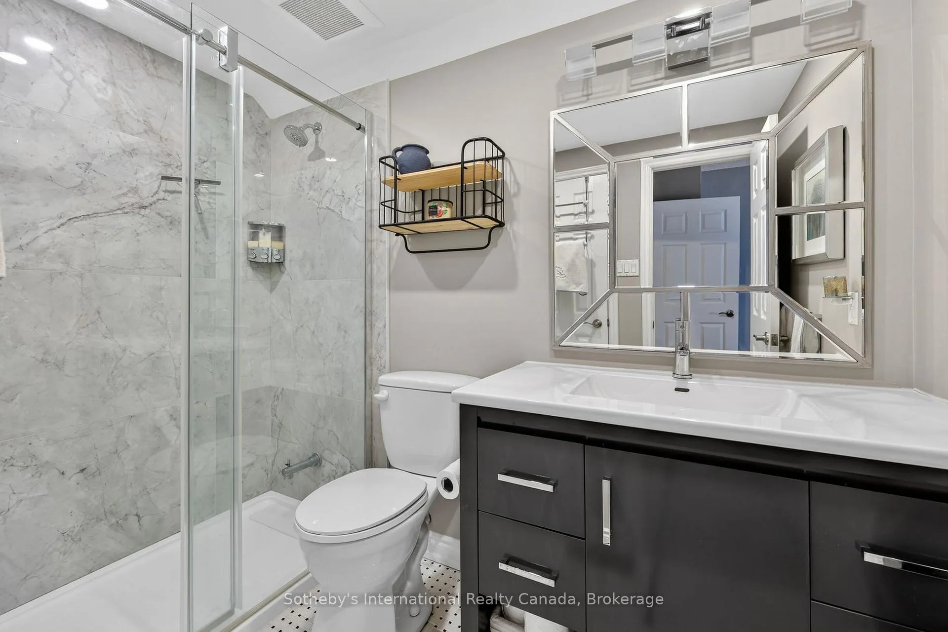 Photo 17 of 843 Suncrest Circle, Collingwood — HOMEH