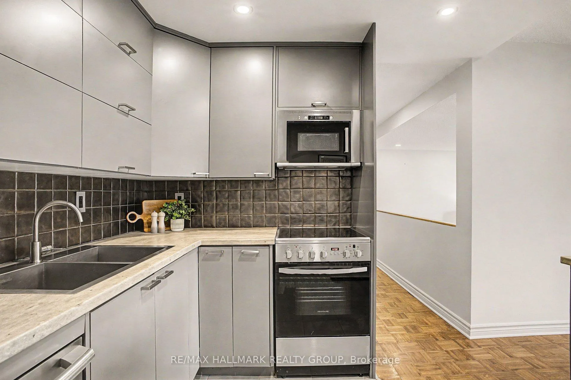 Photo 13 of Unit 405, 373 Laurier Avenue E, Ottawa, Sandy Hill — HOMEH
