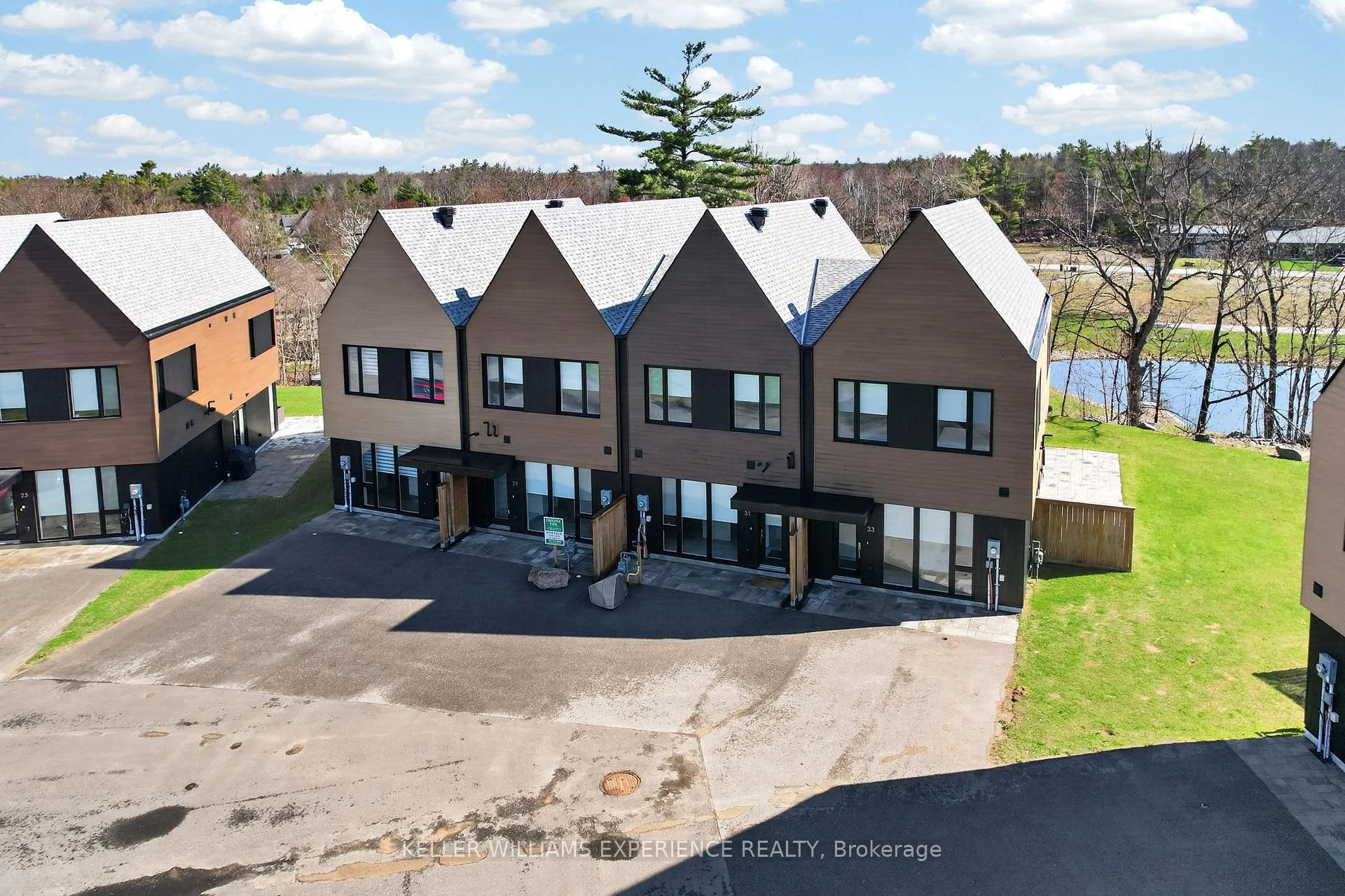 Photo 2 of 31 Rockmount Crescent, Gravenhurst, Muskoka (S) — HOMEH
