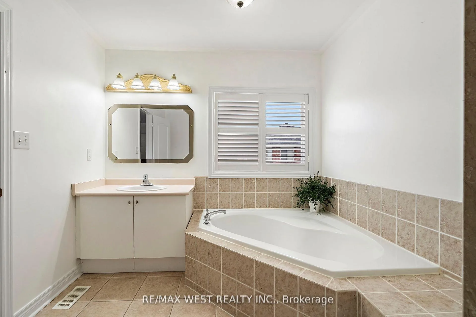 Photo 6 of 43 Humbershed Crescent, Caledon, Bolton West — HOMEH