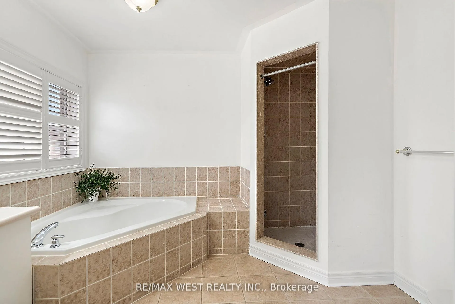 Photo 7 of 43 Humbershed Crescent, Caledon, Bolton West — HOMEH