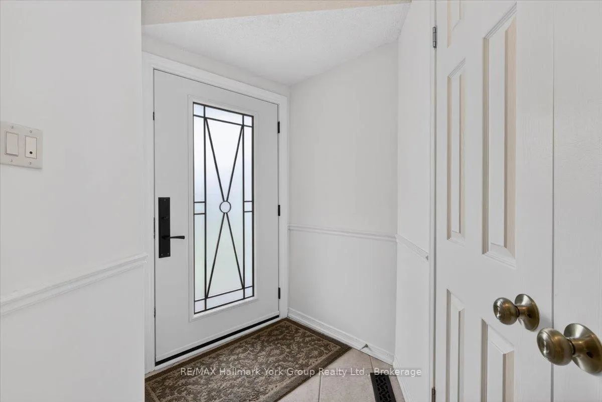 Photo 3 of 50 Mcleod Drive, Aurora, Aurora Heights — HOMEH