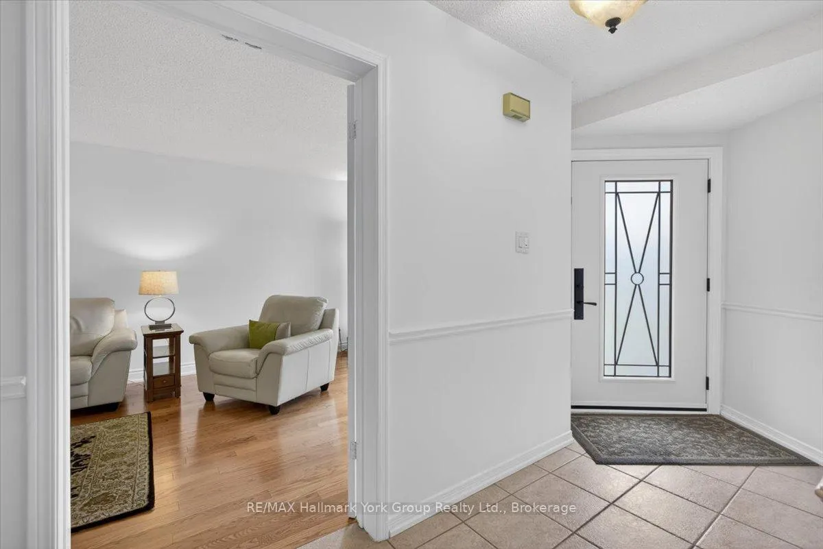 Photo 4 of 50 Mcleod Drive, Aurora, Aurora Heights — HOMEH