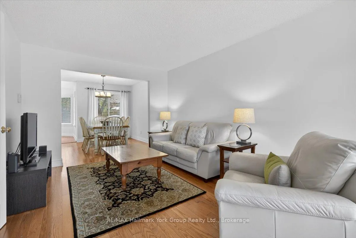 Photo 5 of 50 Mcleod Drive, Aurora, Aurora Heights — HOMEH
