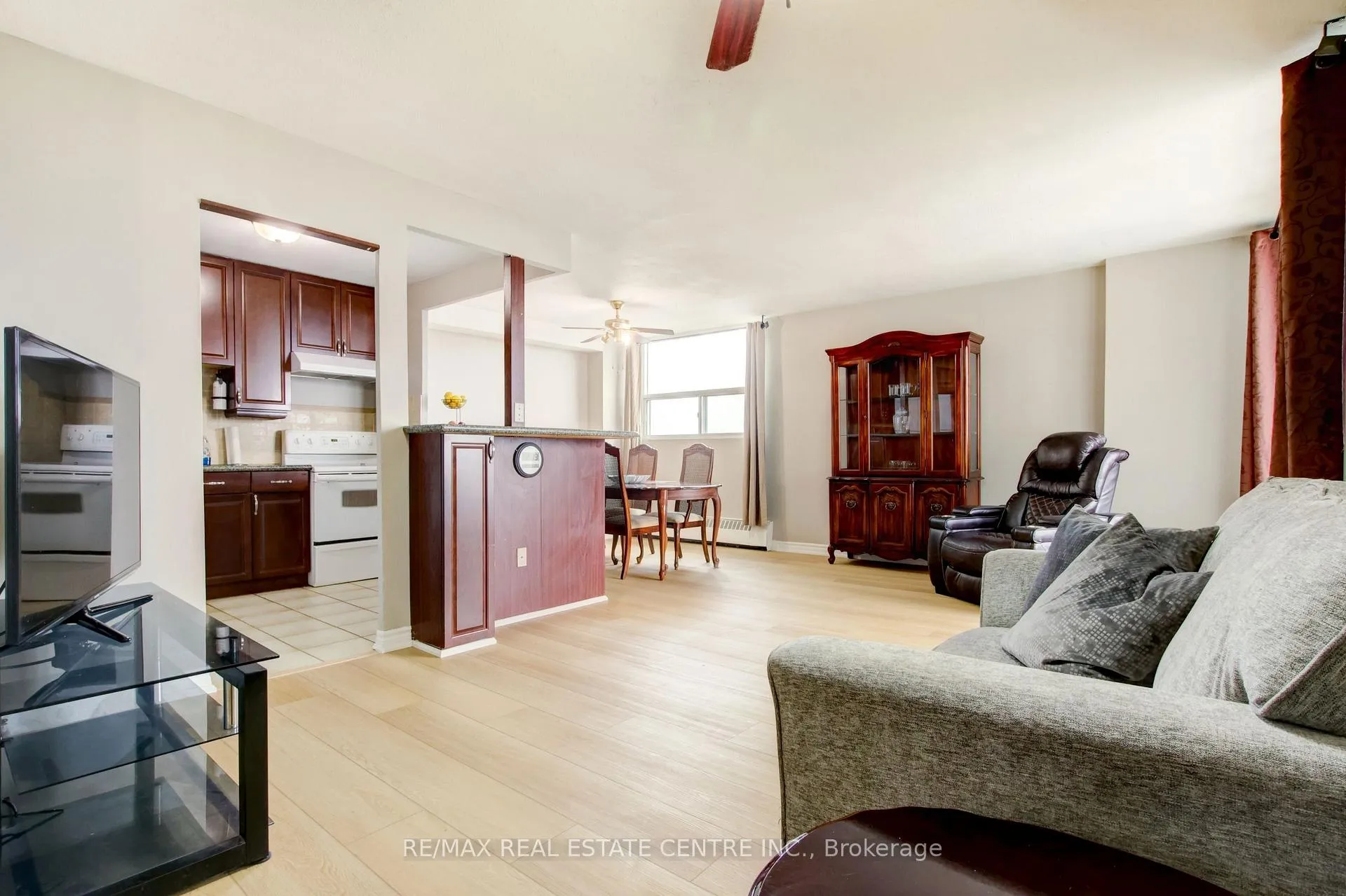 Photo 6 of Unit 1202, 2345 Confederation Parkway, Mississauga, Cooksville — HOMEH