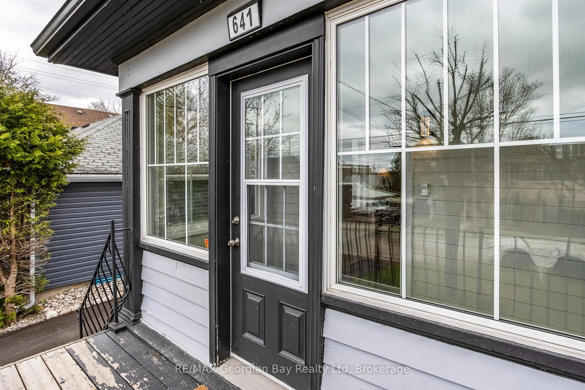 Photo 2 of 641 Bay Street, Midland — HOMEH