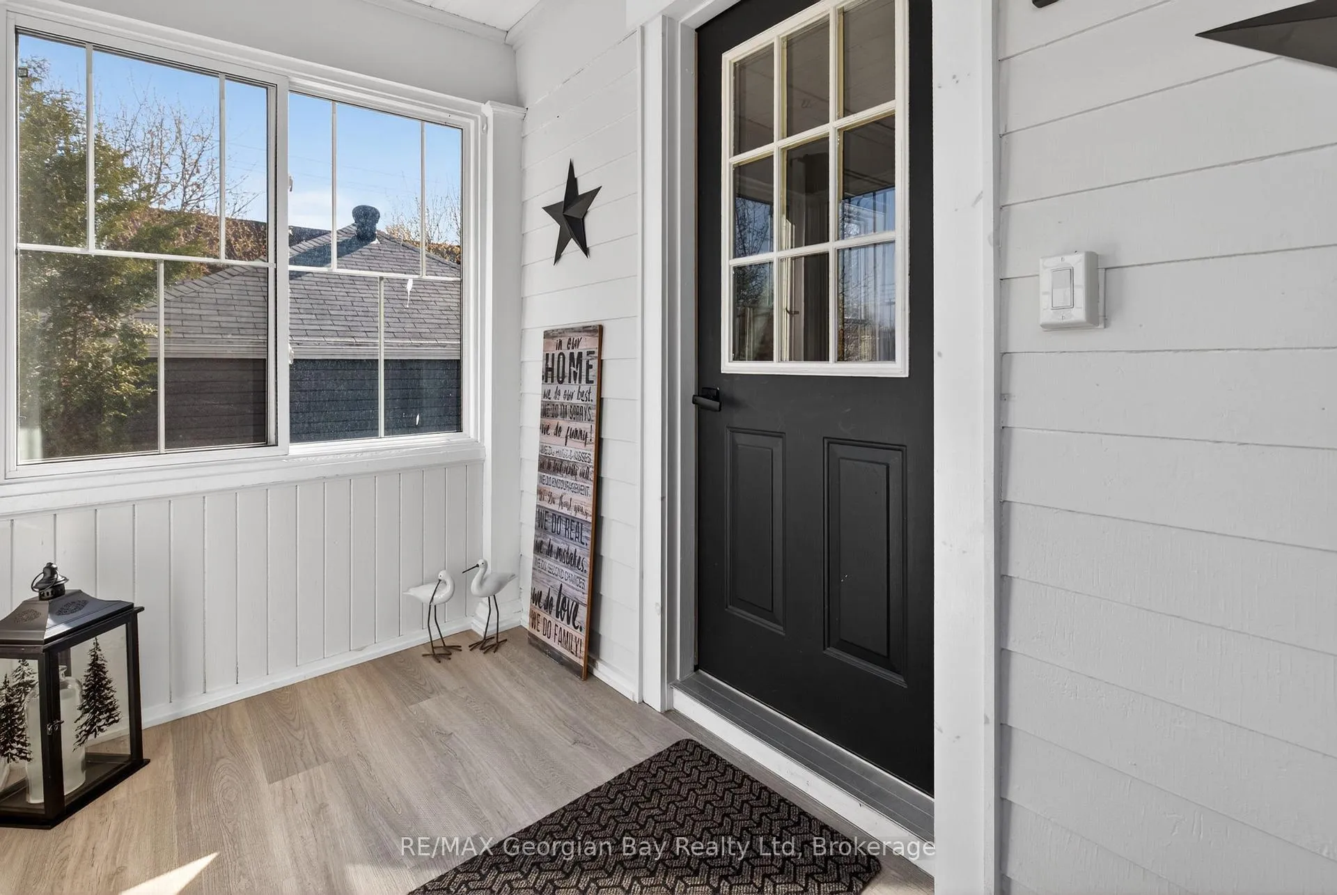 Photo 4 of 641 Bay Street, Midland — HOMEH