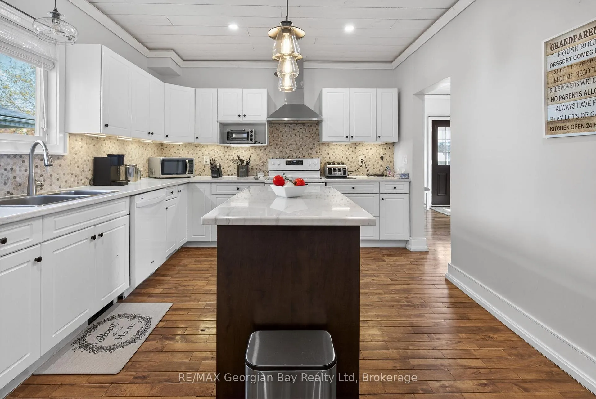 Photo 10 of 641 Bay Street, Midland — HOMEH