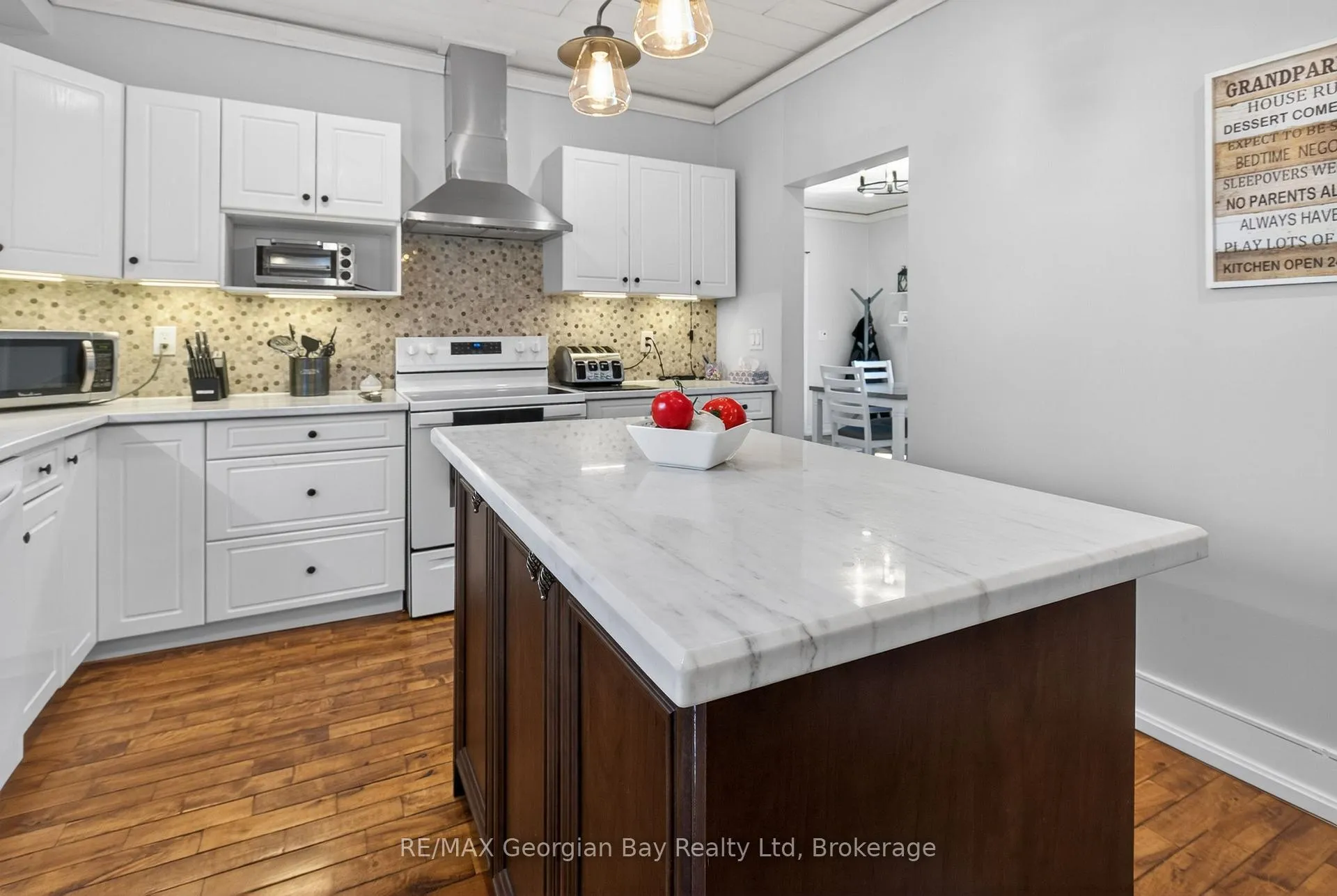Photo 11 of 641 Bay Street, Midland — HOMEH