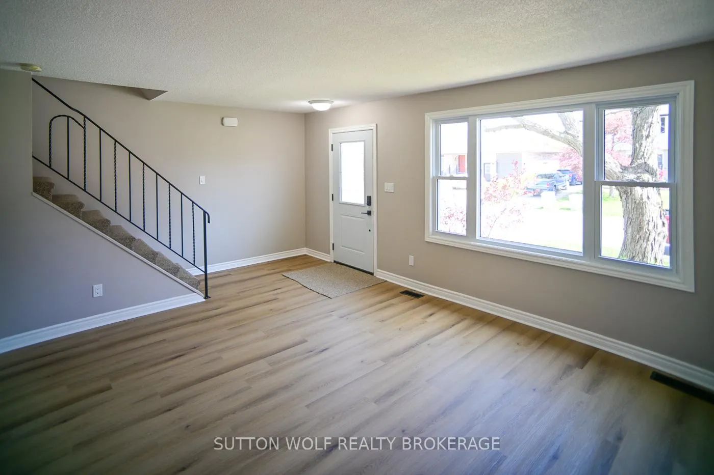 Photo 4 of 190 Southfield Drive, Strathroy-Caradoc, SW — HOMEH