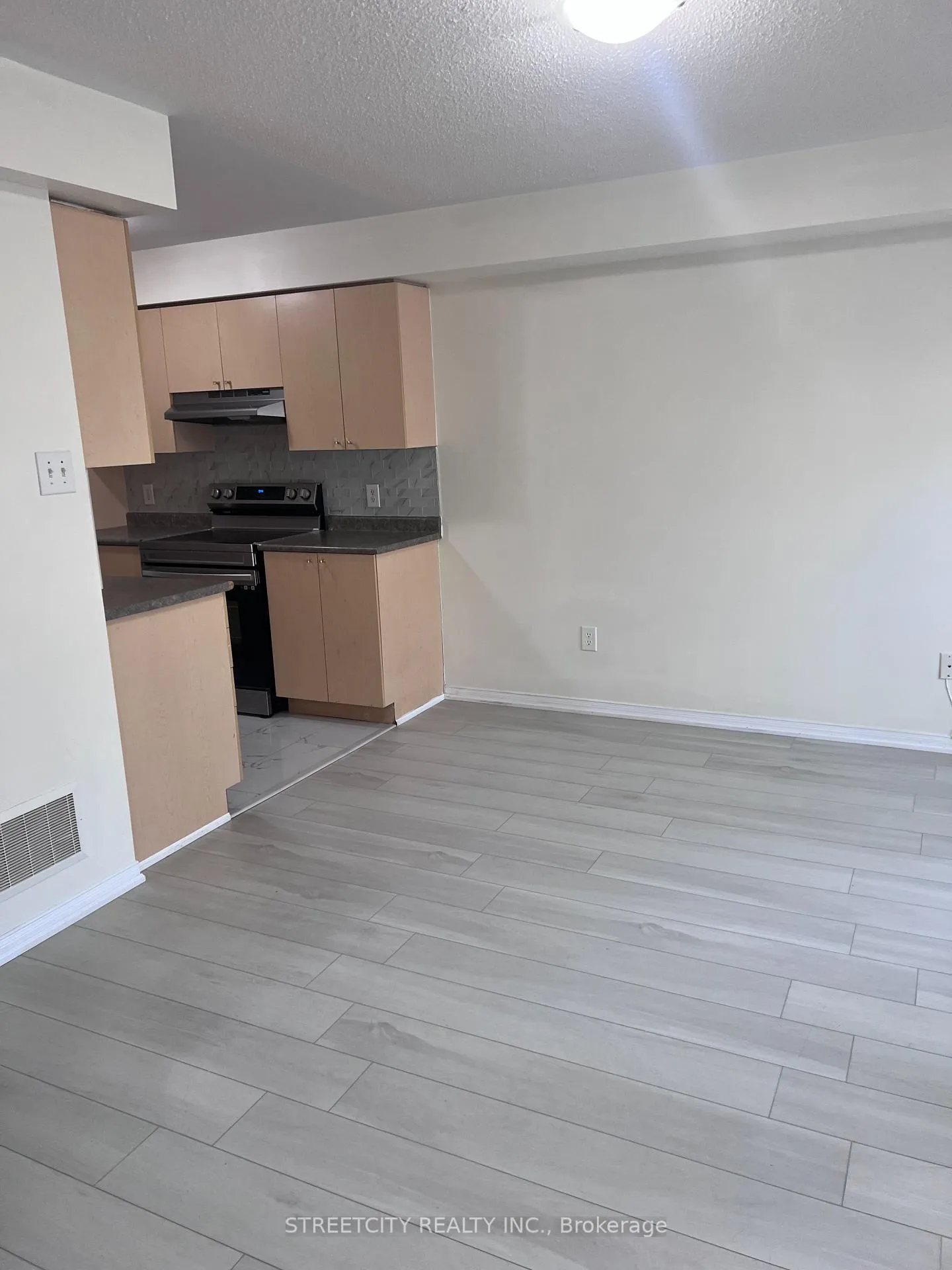 Photo 6 of Unit 329, 4975 Southampton Drive, Mississauga, Churchill Meadows — HOMEH