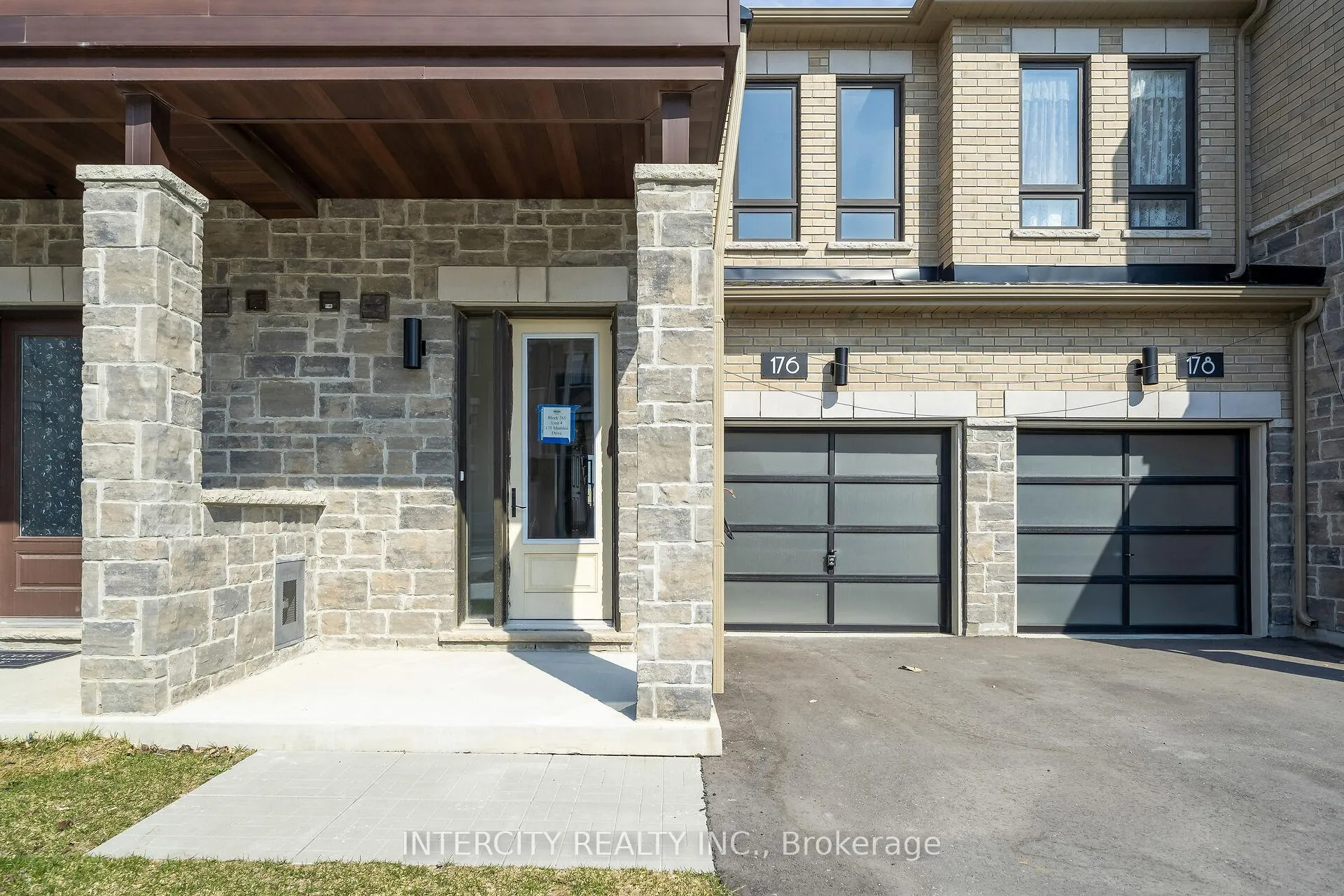 Photo 2 of 176 Mumbai Drive, Markham, Middlefield — HOMEH