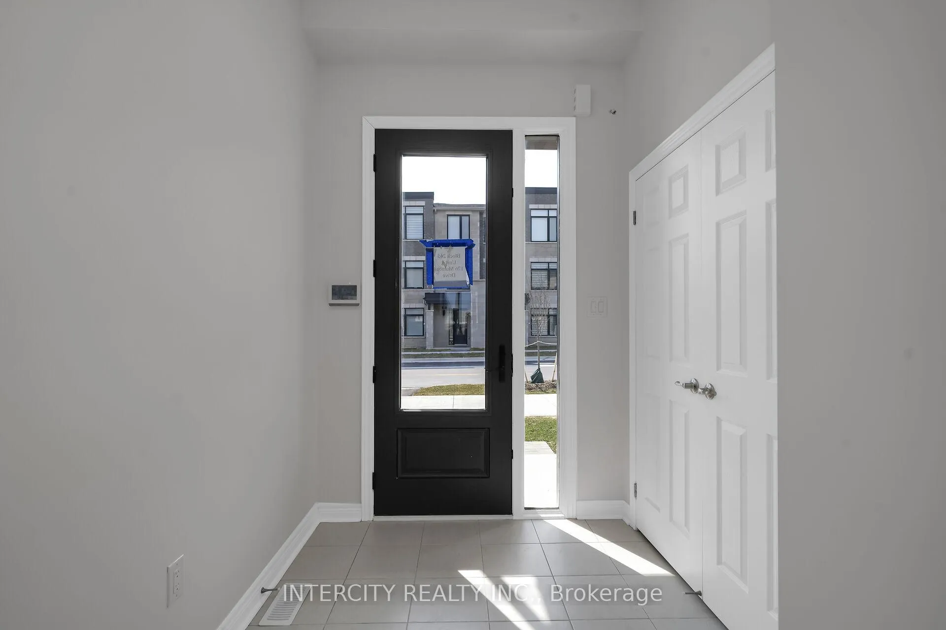 Photo 3 of 176 Mumbai Drive, Markham, Middlefield — HOMEH