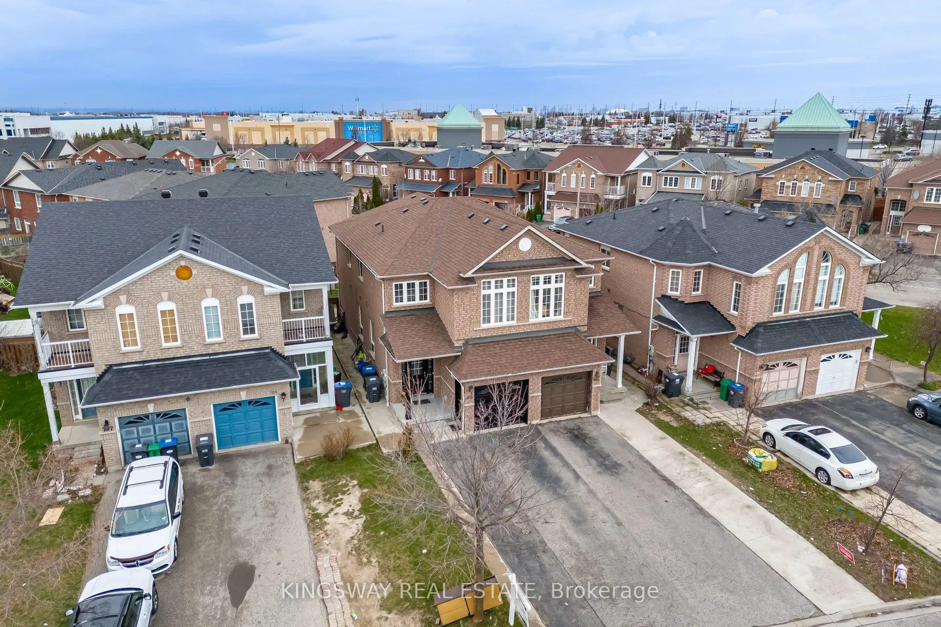 Photo 3 of 803 Khan Crescent, Mississauga, East Credit — HOMEH