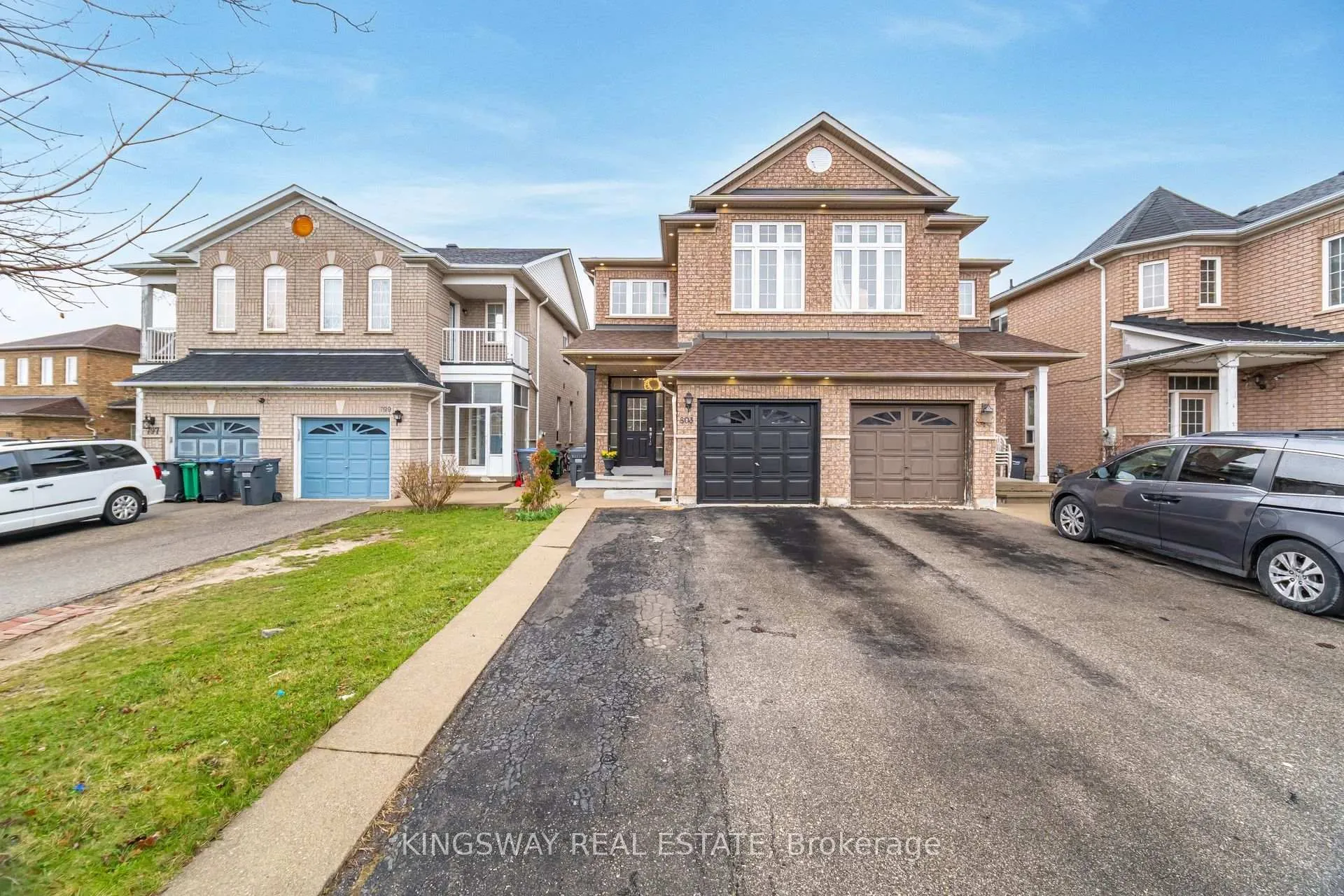 Photo 4 of 803 Khan Crescent, Mississauga, East Credit — HOMEH