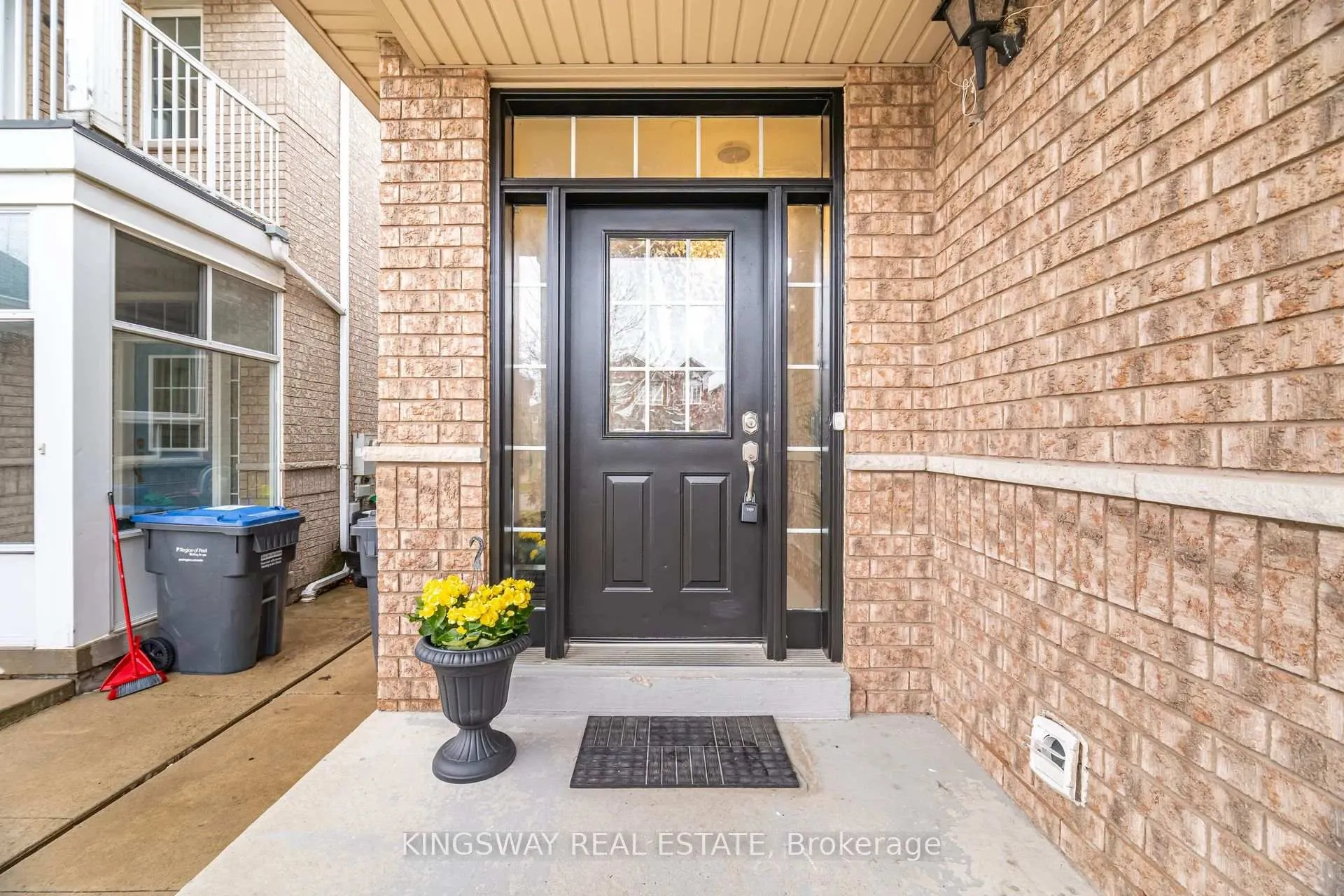Photo 6 of 803 Khan Crescent, Mississauga, East Credit — HOMEH