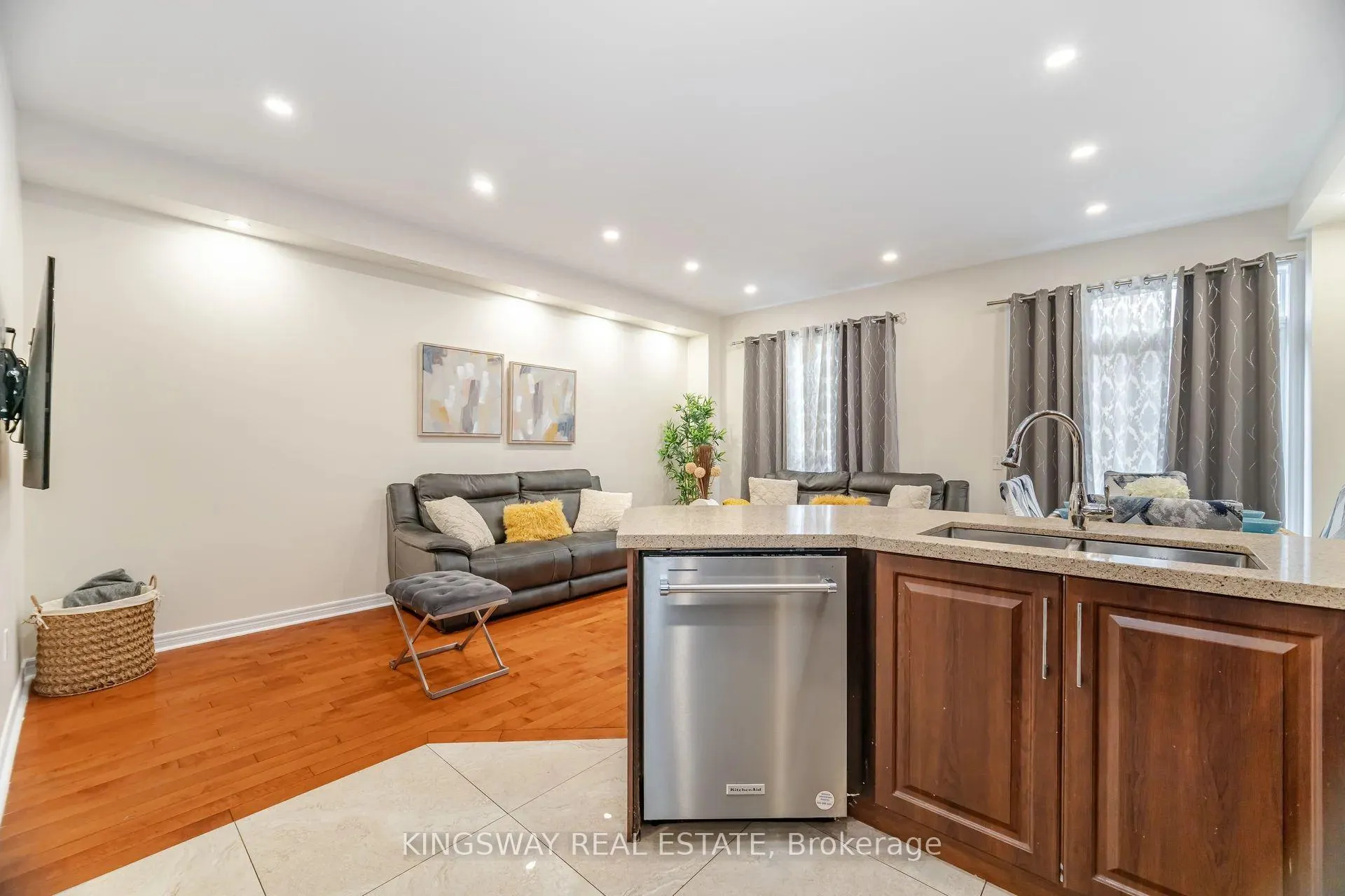 Photo 16 of 803 Khan Crescent, Mississauga, East Credit — HOMEH