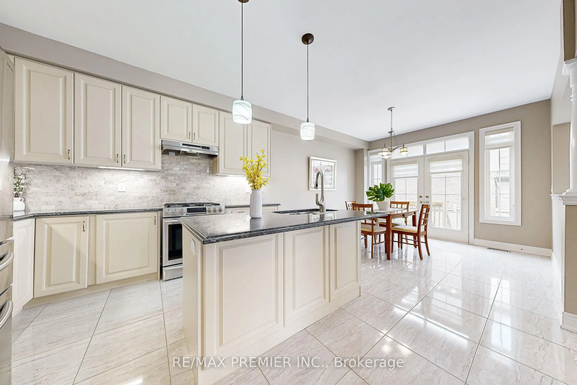 Photo 15 of 28 Rivoli Drive, Vaughan, Vellore Village — HOMEH