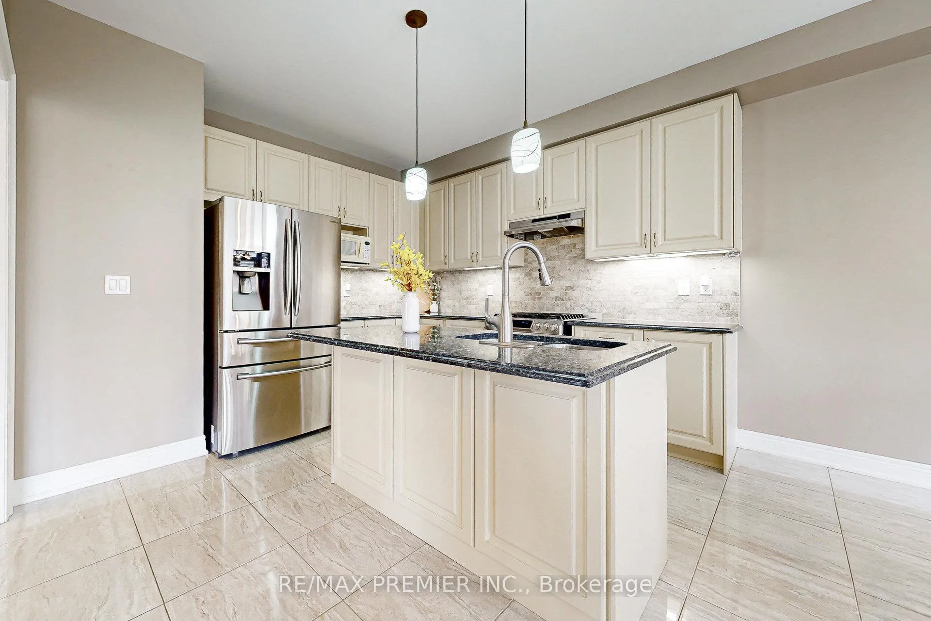 Photo 16 of 28 Rivoli Drive, Vaughan, Vellore Village — HOMEH