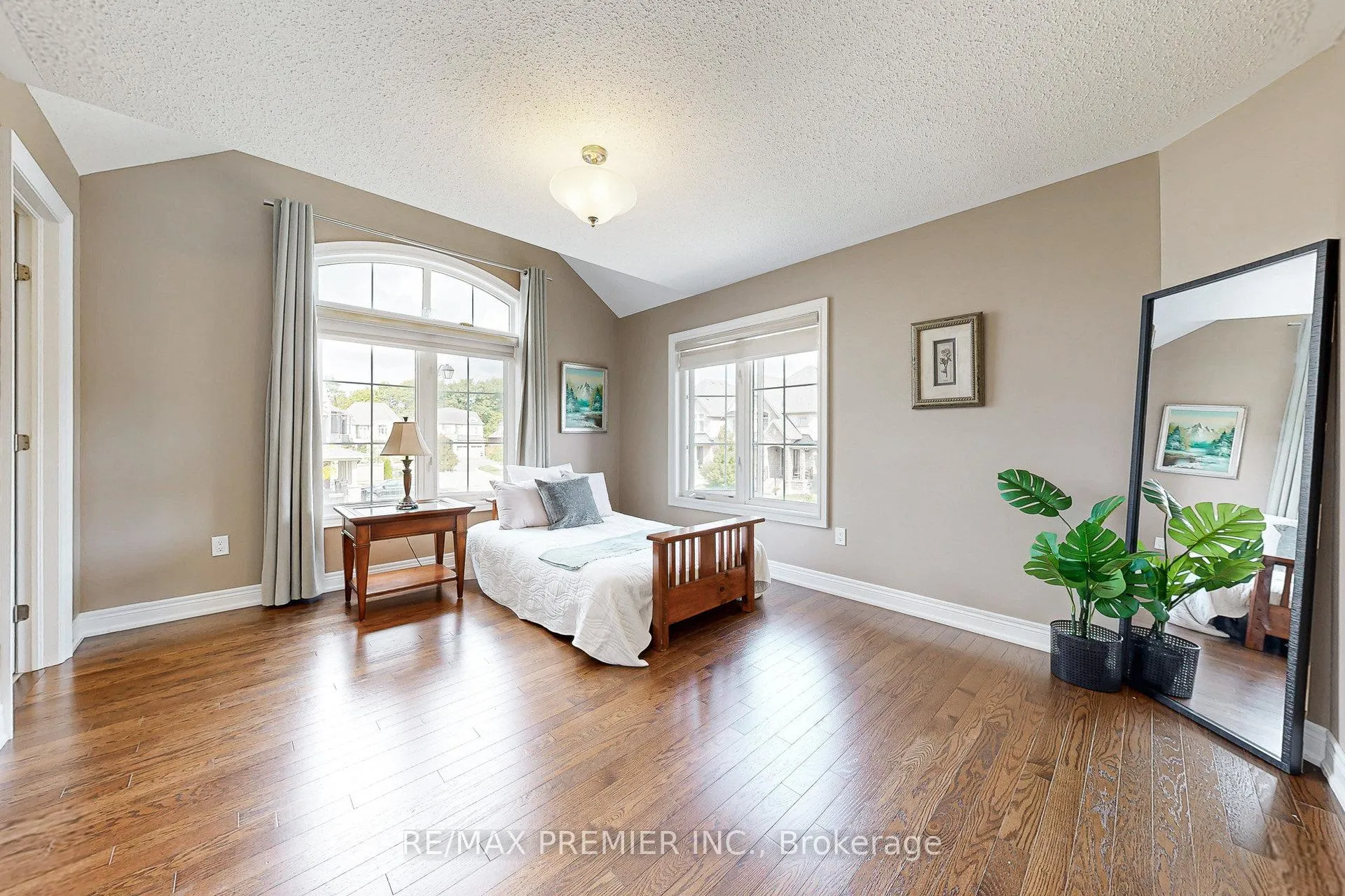 Photo 31 of 28 Rivoli Drive, Vaughan, Vellore Village — HOMEH