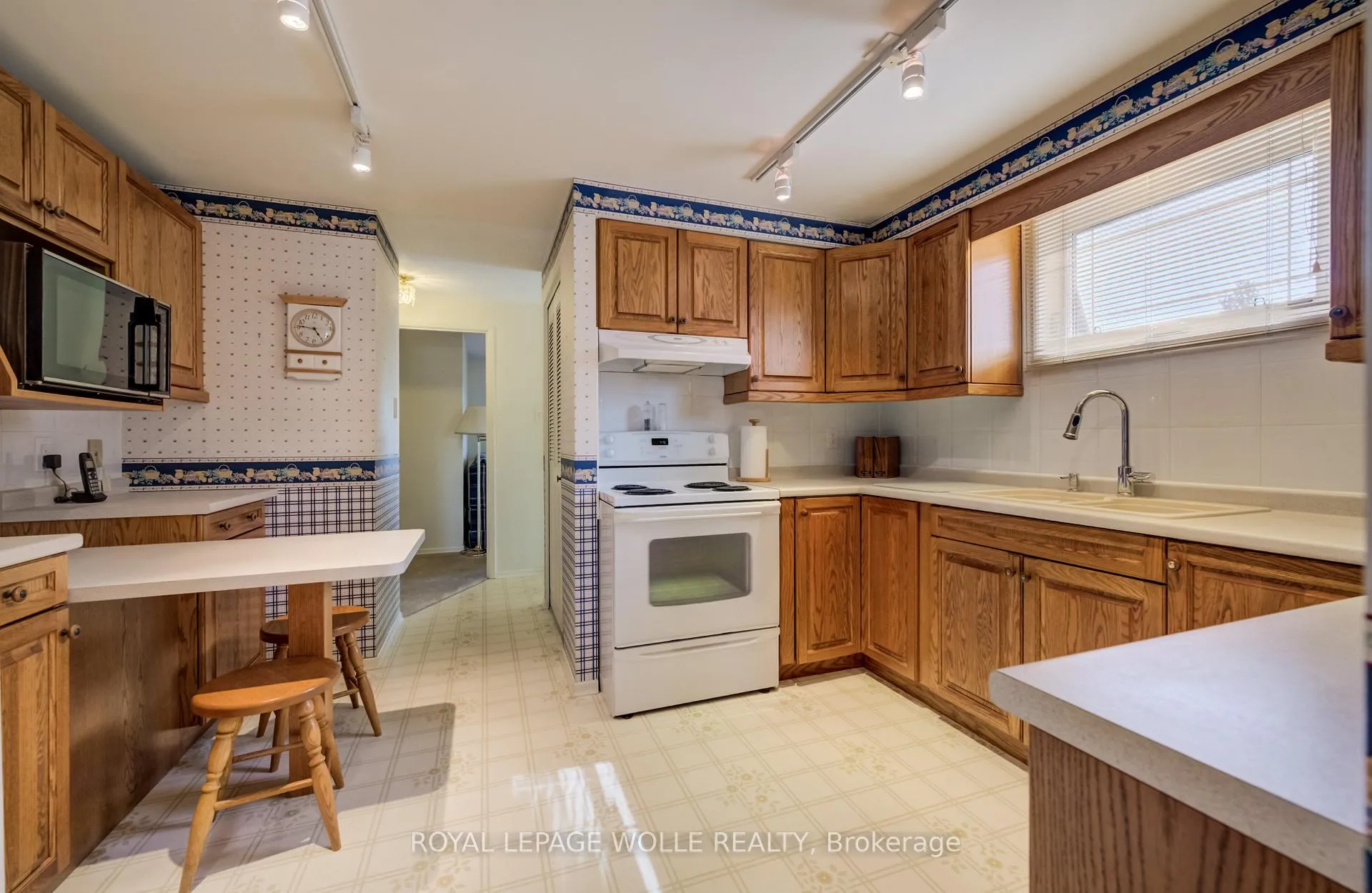 Photo 10 of 51 Underhill Crescent, Kitchener — HOMEH