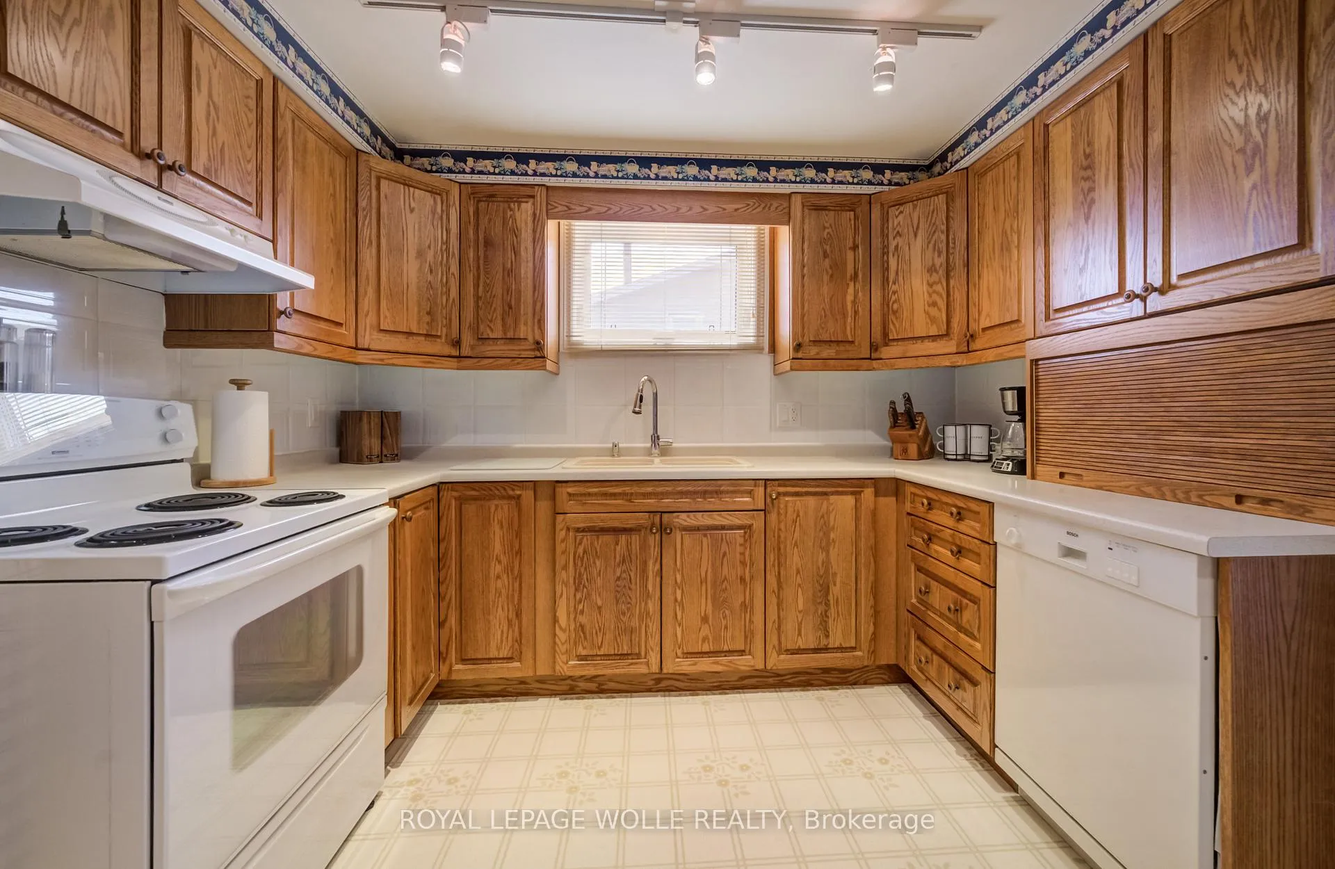 Photo 12 of 51 Underhill Crescent, Kitchener — HOMEH