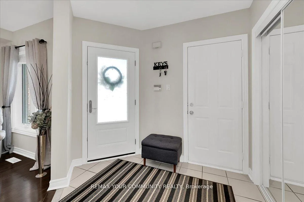 Photo 5 of 130 Princeton Gate, Vaughan, Maple — HOMEH