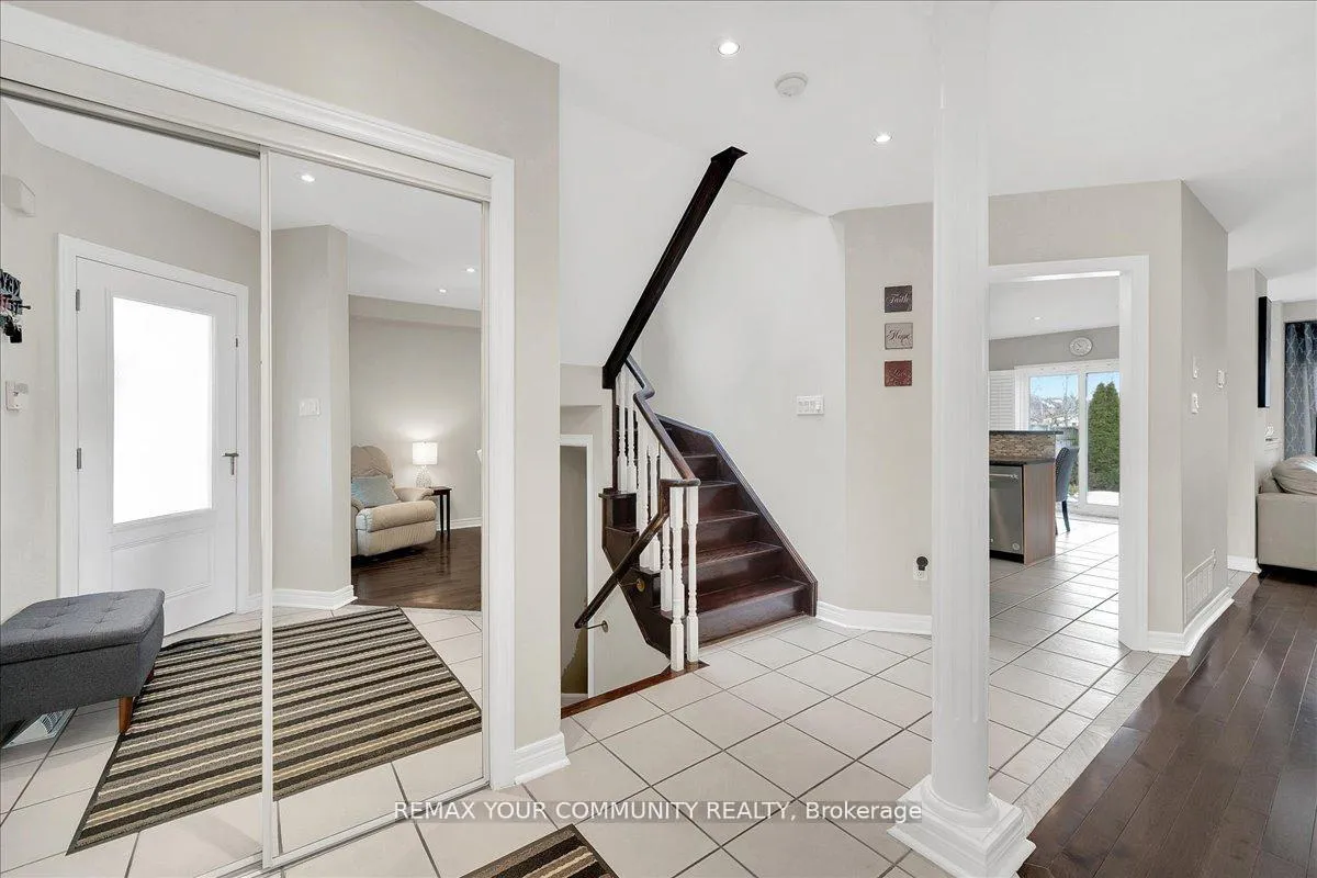 Photo 7 of 130 Princeton Gate, Vaughan, Maple — HOMEH