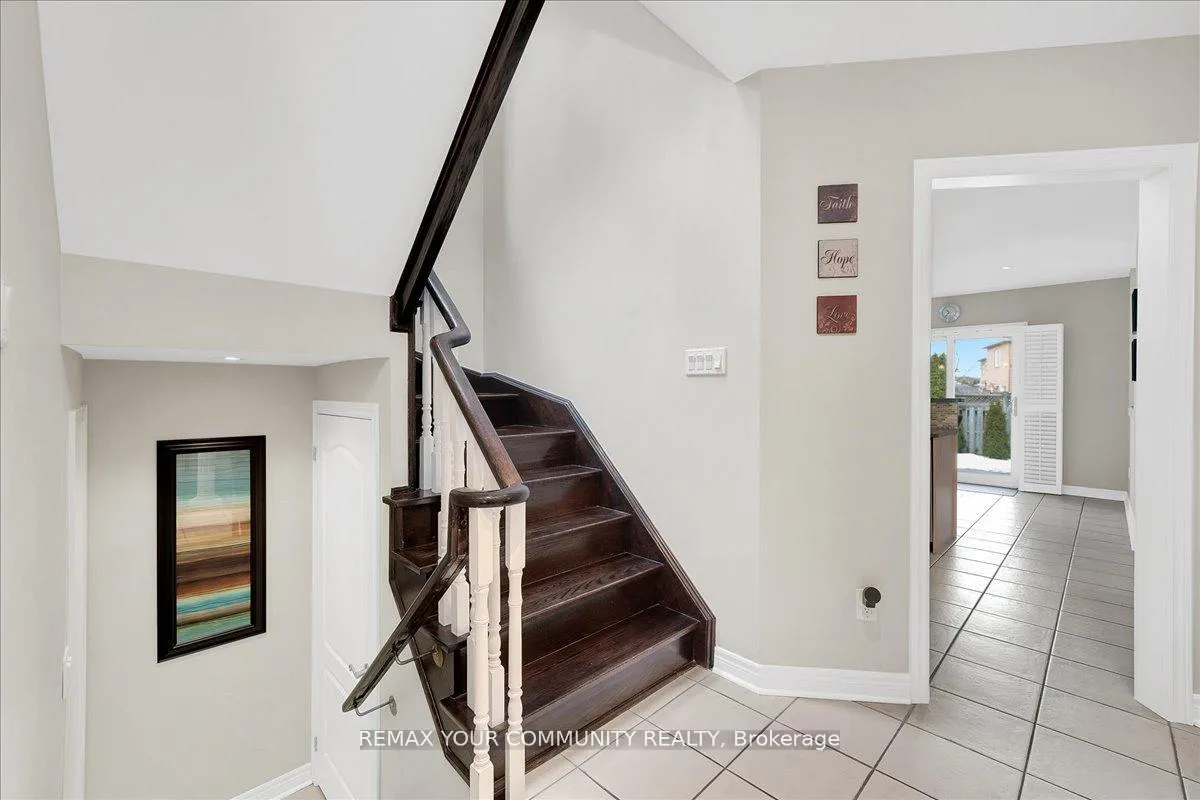 Photo 8 of 130 Princeton Gate, Vaughan, Maple — HOMEH