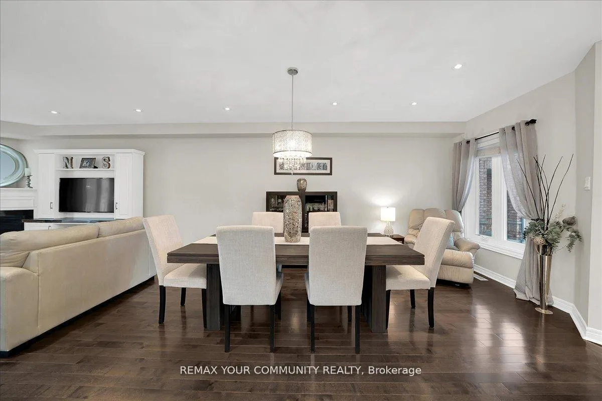 Photo 10 of 130 Princeton Gate, Vaughan, Maple — HOMEH