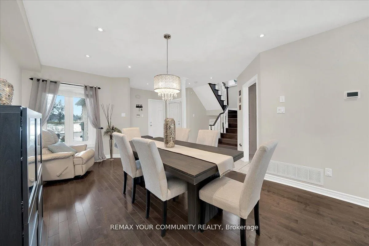 Photo 12 of 130 Princeton Gate, Vaughan, Maple — HOMEH