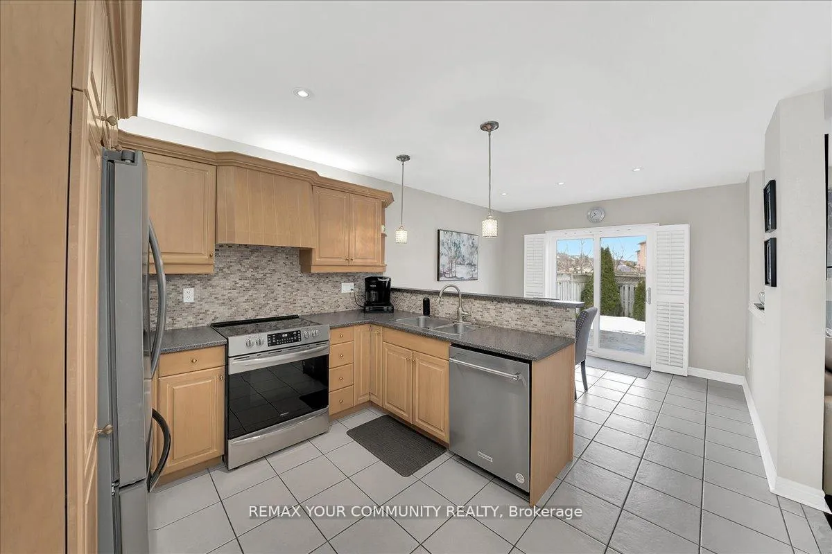 Photo 13 of 130 Princeton Gate, Vaughan, Maple — HOMEH
