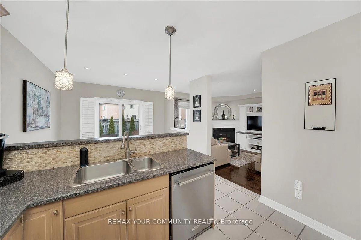 Photo 15 of 130 Princeton Gate, Vaughan, Maple — HOMEH