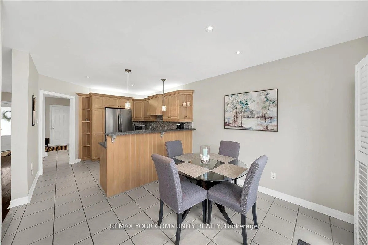 Photo 16 of 130 Princeton Gate, Vaughan, Maple — HOMEH