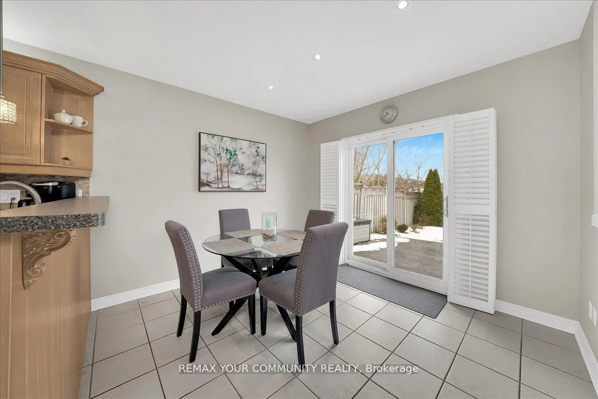 Photo 17 of 130 Princeton Gate, Vaughan, Maple — HOMEH