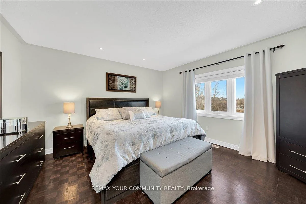 Photo 23 of 130 Princeton Gate, Vaughan, Maple — HOMEH