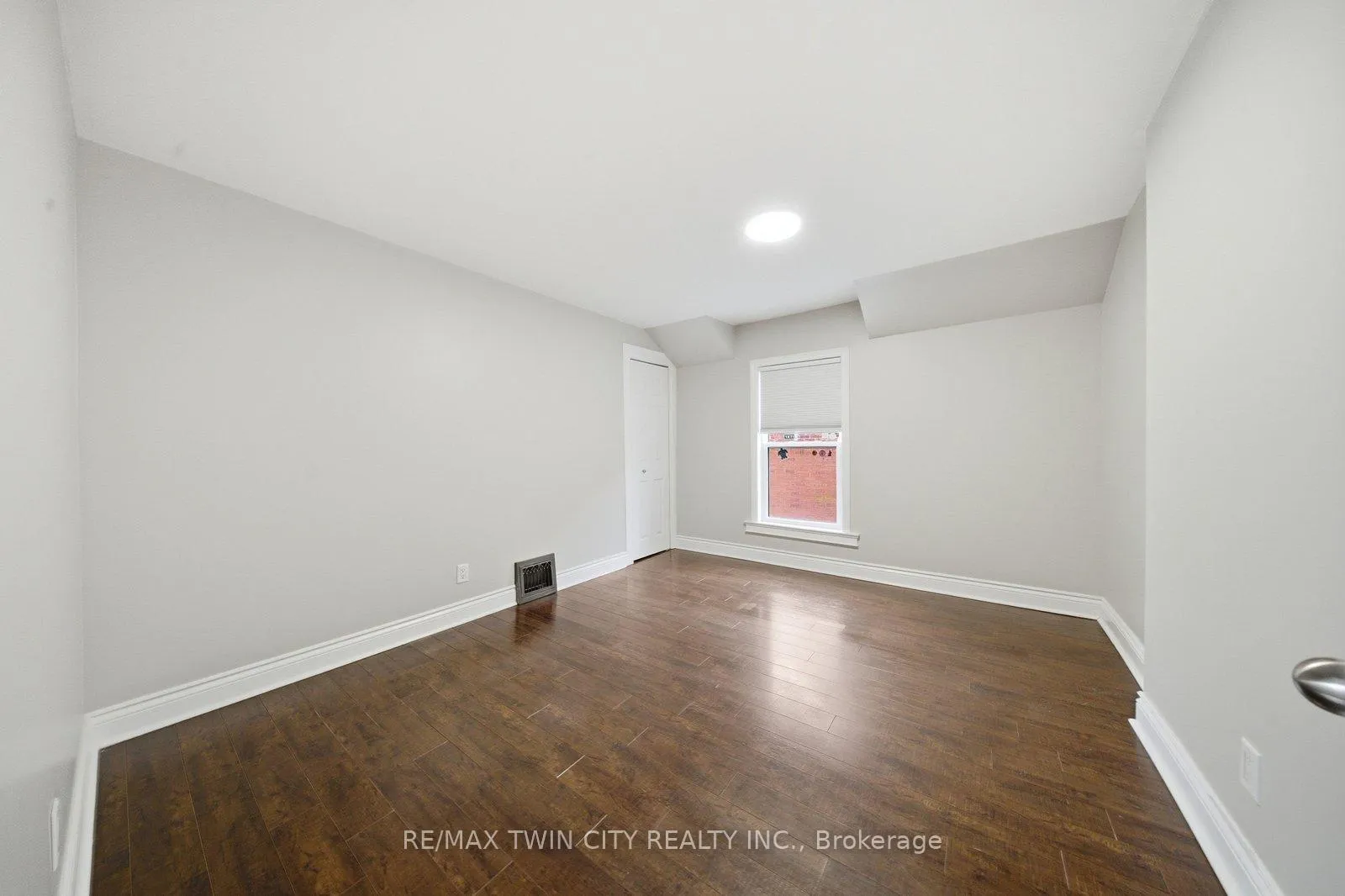 Photo 17 of 188 Grand River Avenue, Brantford — HOMEH