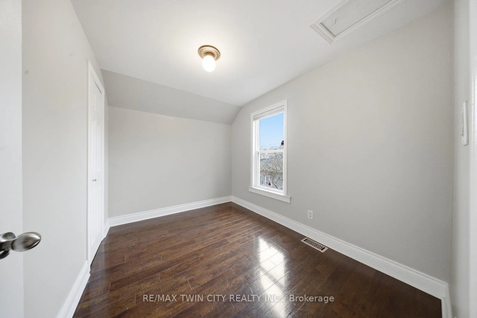 Photo 18 of 188 Grand River Avenue, Brantford — HOMEH
