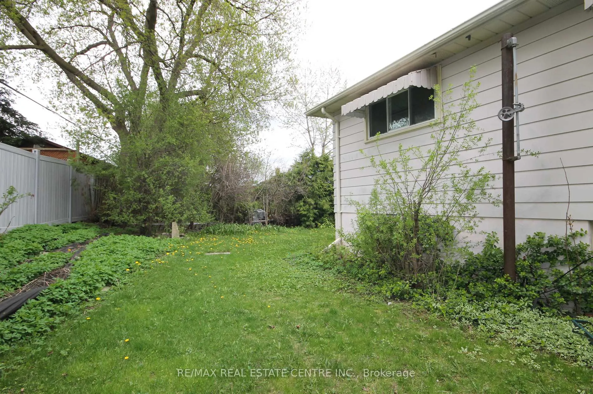 Photo 3 of 54 Moultrey Crescent, Halton Hills, Georgetown — HOMEH