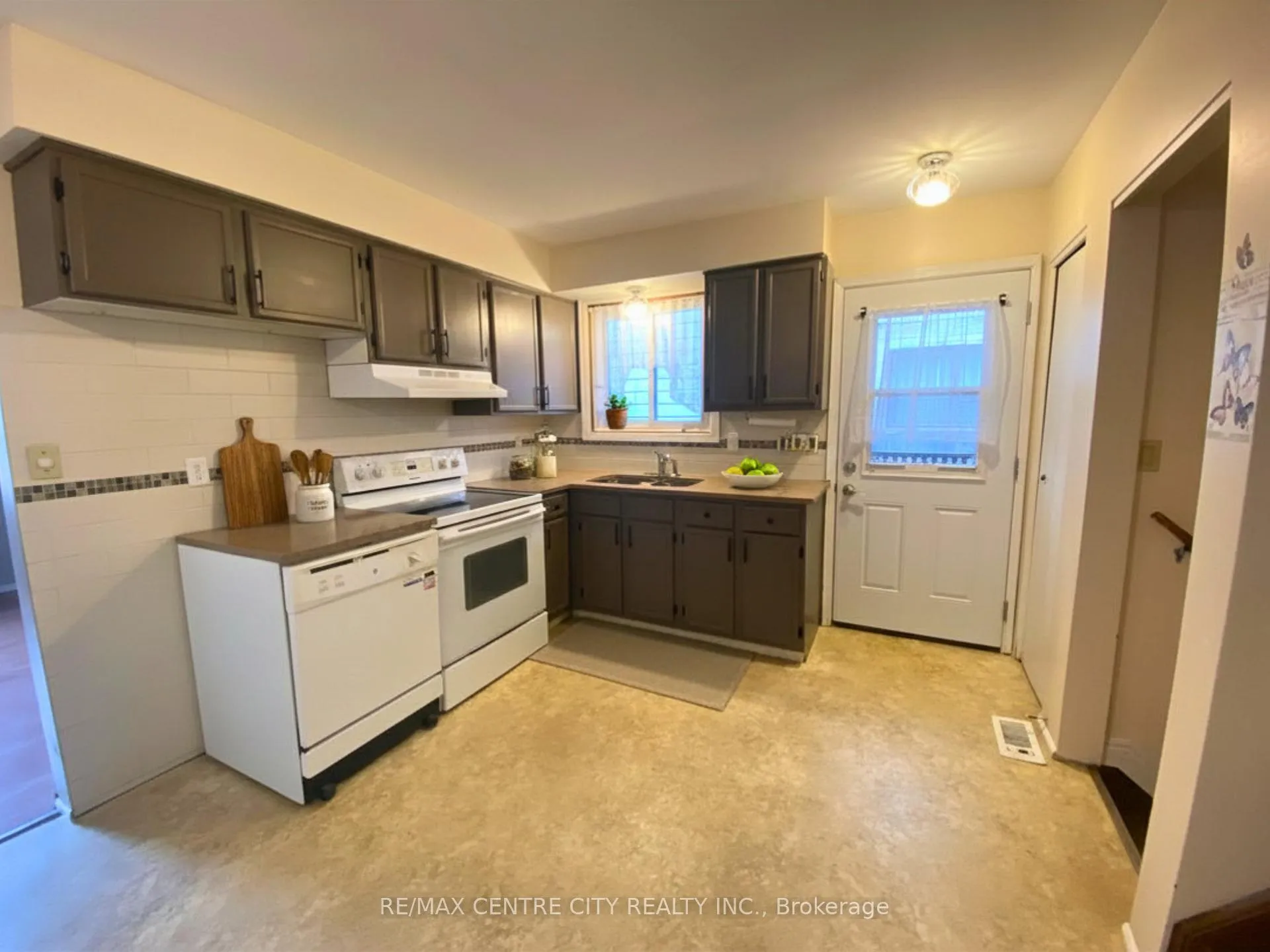 Photo 6 of 186 Centre Street, St. Thomas — HOMEH