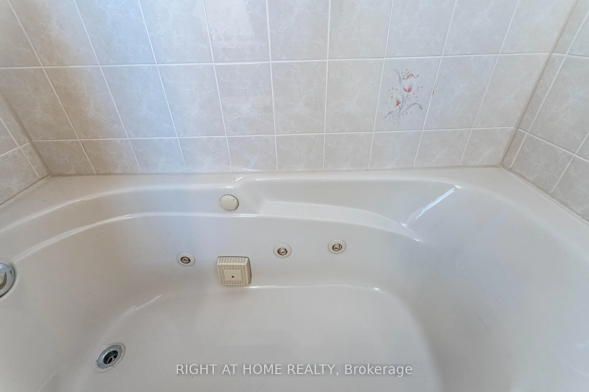 Photo 8 of Unit 7, 165 Main Street E, Grimsby, Grimsby East — HOMEH